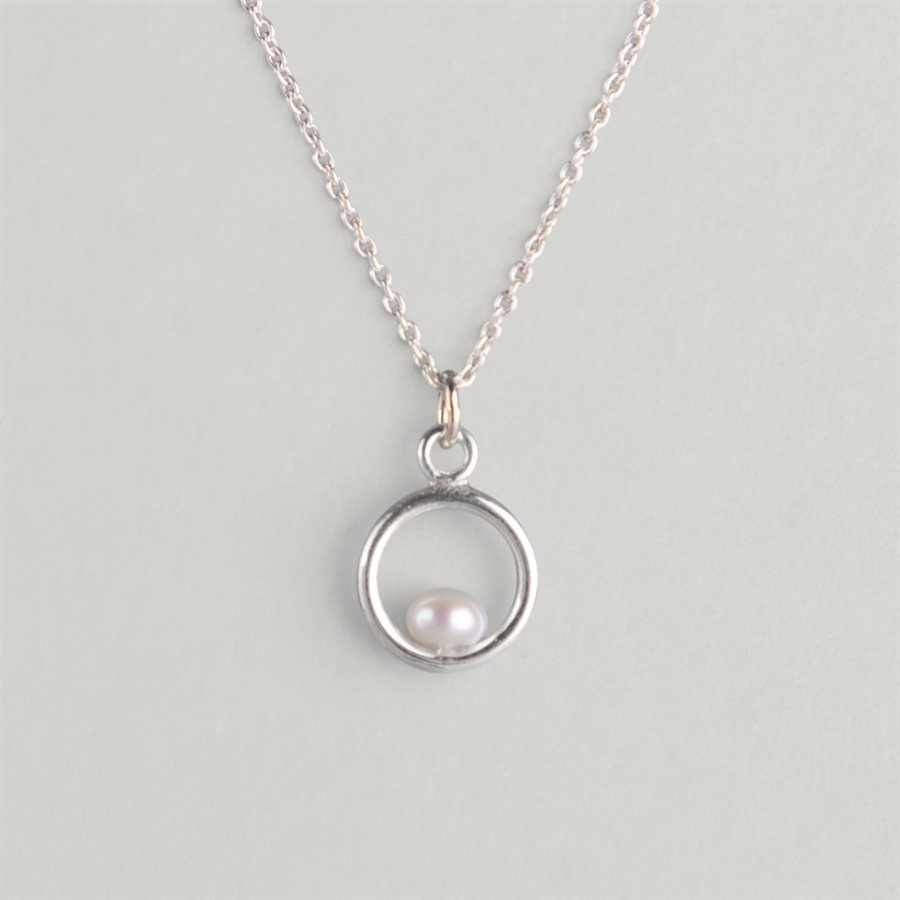 Circle and Pearl Pendant – white pearl