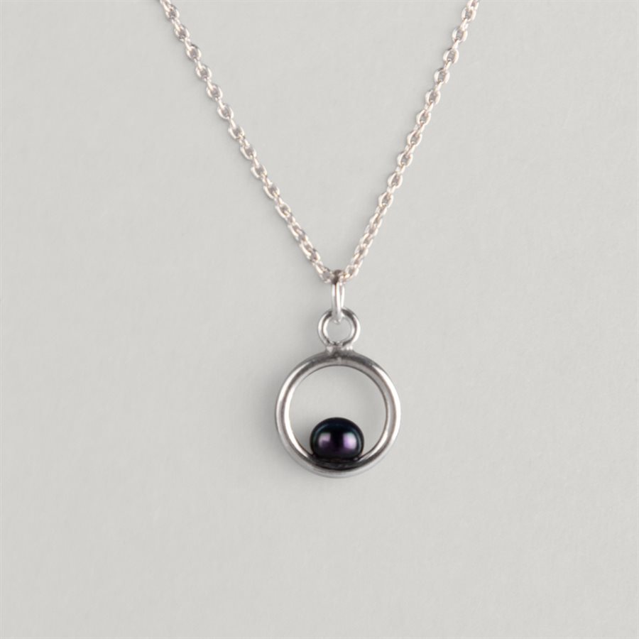 Circle and Pearl Pendant – black pearl