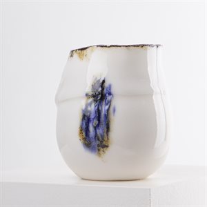Petit verrre en porcelaine, contour oxydé et ornement bleu