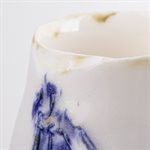 Petit verrre en porcelaine, contour oxydé et ornement bleu