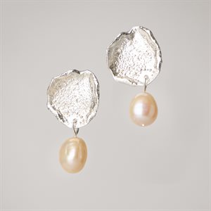 Mini Fauve earring in silver with pink pearls