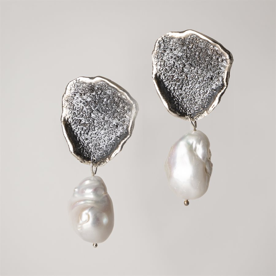 Boucle d'oreille Fauve en argent oxydé avec perles blanches