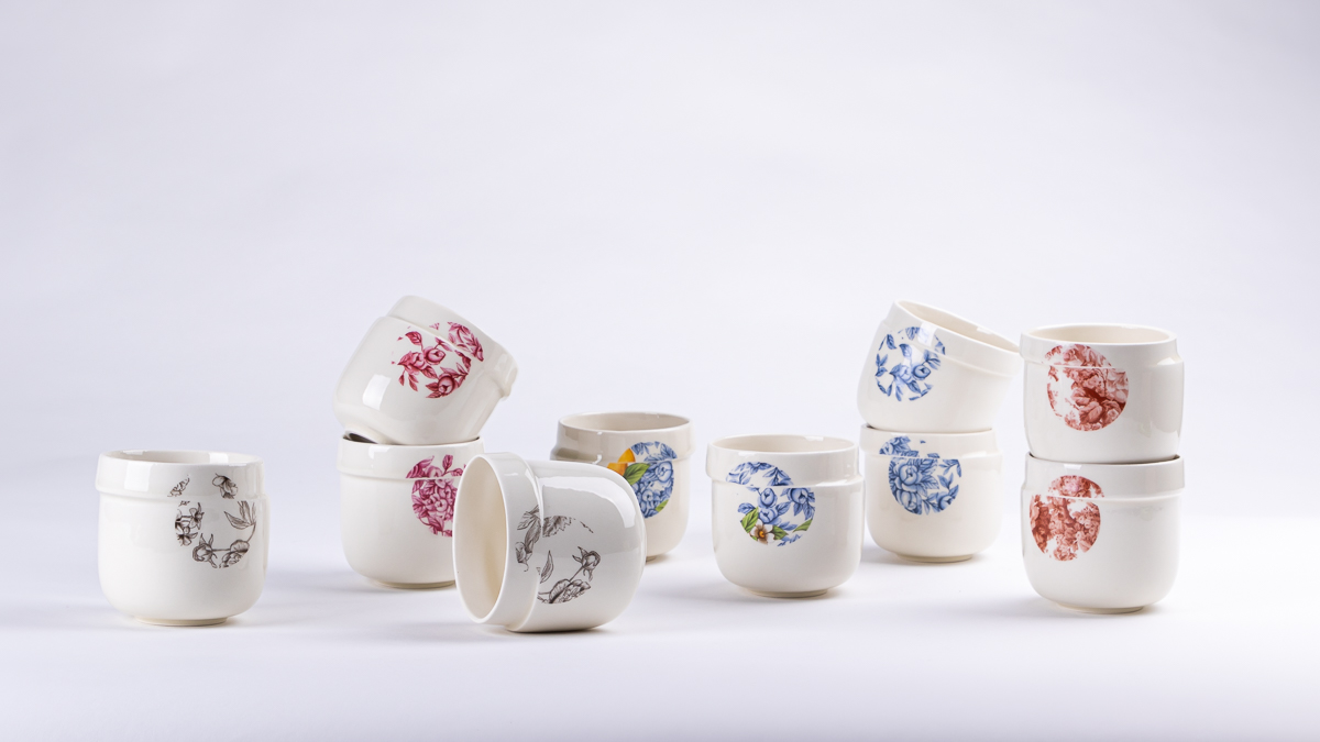 Vu des modèles de gobelet fait à la main en céramique disponibles dans la collection Glitch