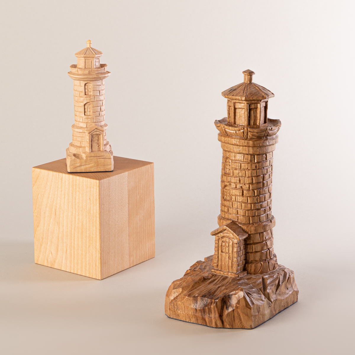 Réplique miniature en bois sculpté à la main du phare du pilier de Saint-Jean-Port-Joli