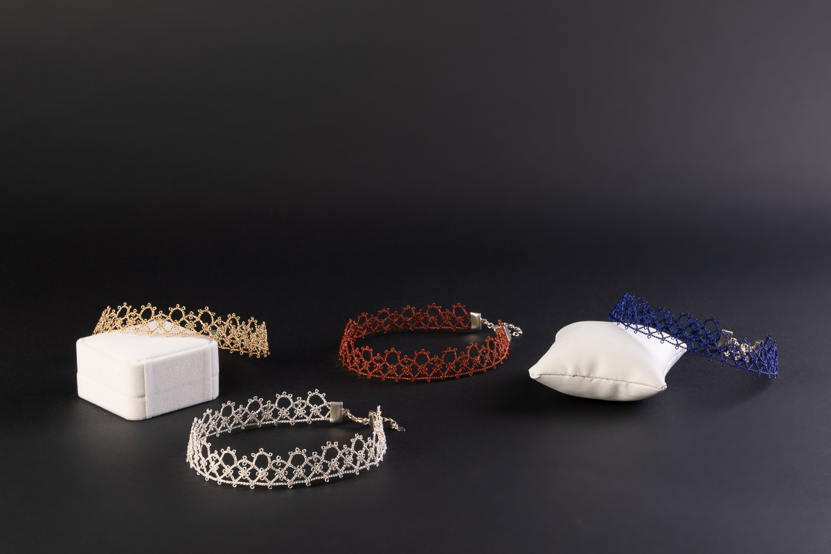 Vue des 4 couleurs de collier en dentelle disponible du modèle tour de cou élégance de l'artiste dentelière québécoise Véronique Louppe
